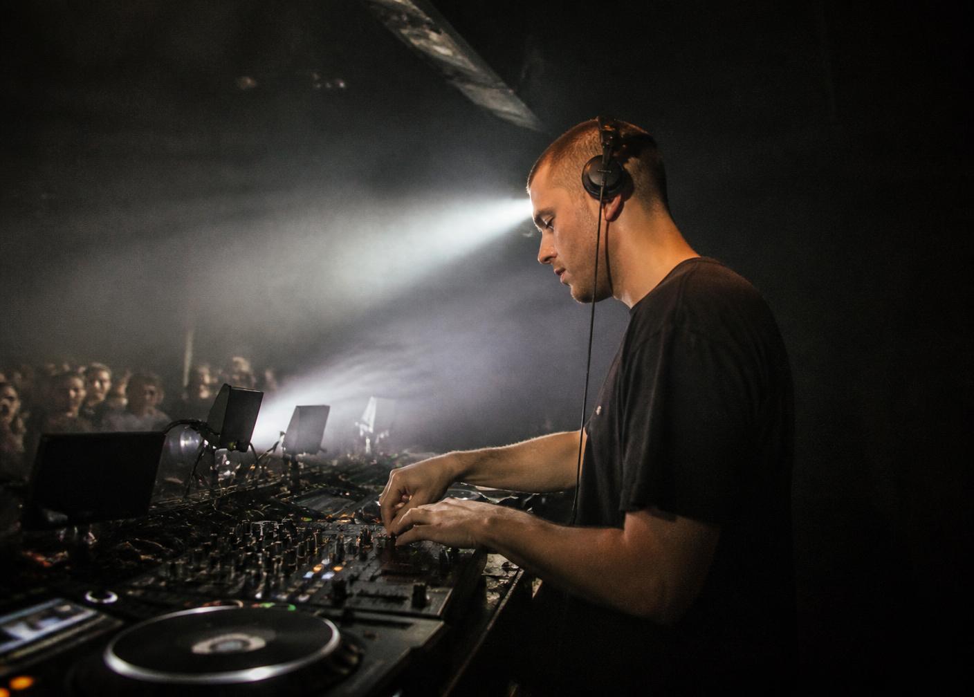 DJ in console